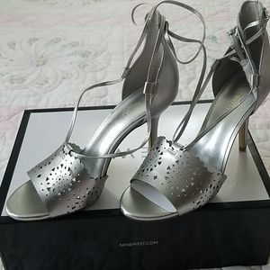 Nwt nine west Silver ankle strap sandal.  Sz 7